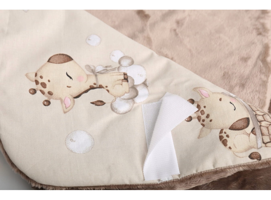 Plyšová zavinovačka s kapucí BABYMAM do autosedačky - Béžová žirafa/cappuccino