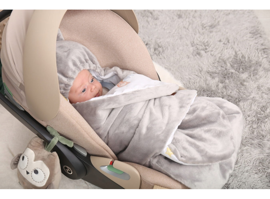 Plyšová zavinovačka s kapucí BABYMAM do autosedačky - Let vlaštovkou/šedá