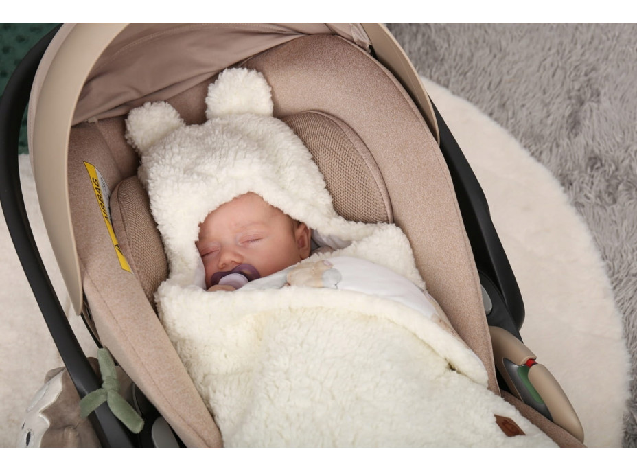 Plyšová zavinovačka s kapucí BABYMAM do autosedačky - Medvídek v oblacích/beránek ecru