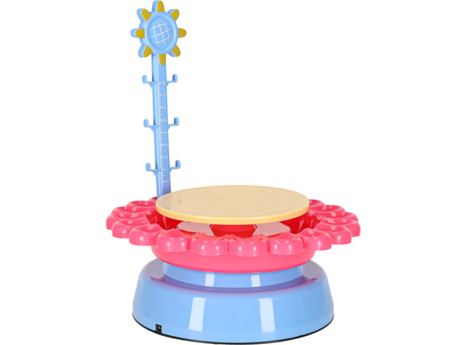 Hrnčířský kruh s hlínou a barvami