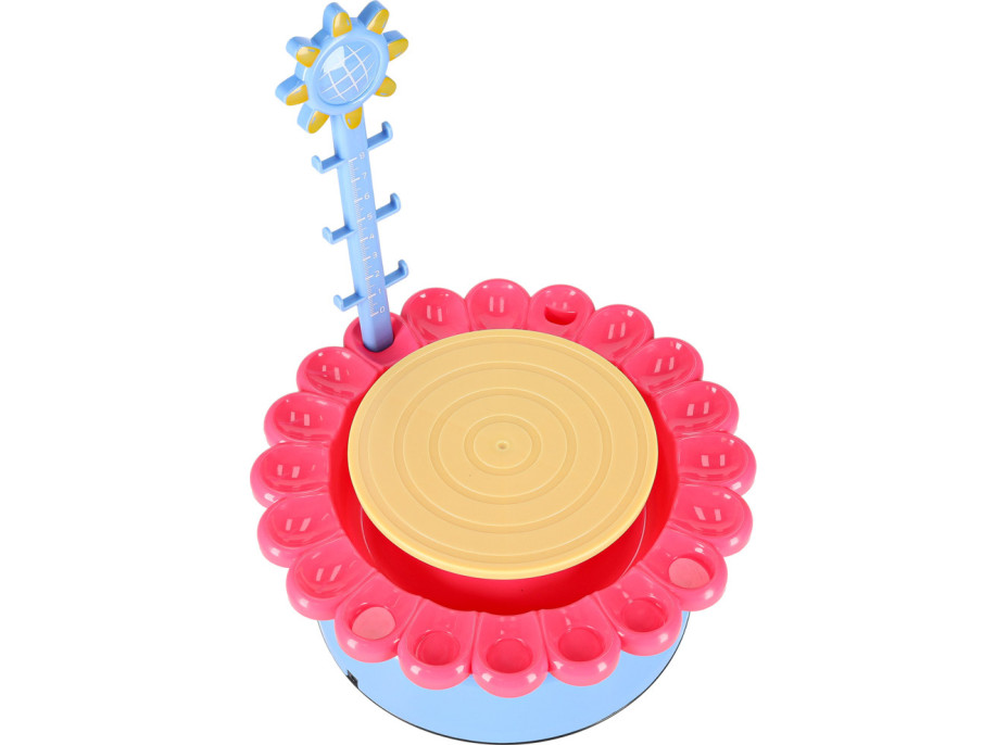 Hrnčířský kruh s hlínou a barvami