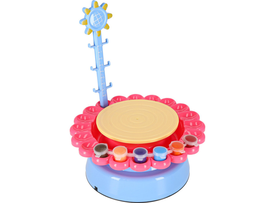 Hrnčířský kruh s hlínou a barvami