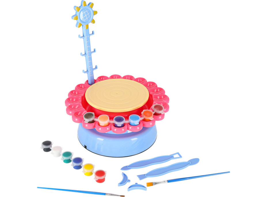 Hrnčířský kruh s hlínou a barvami