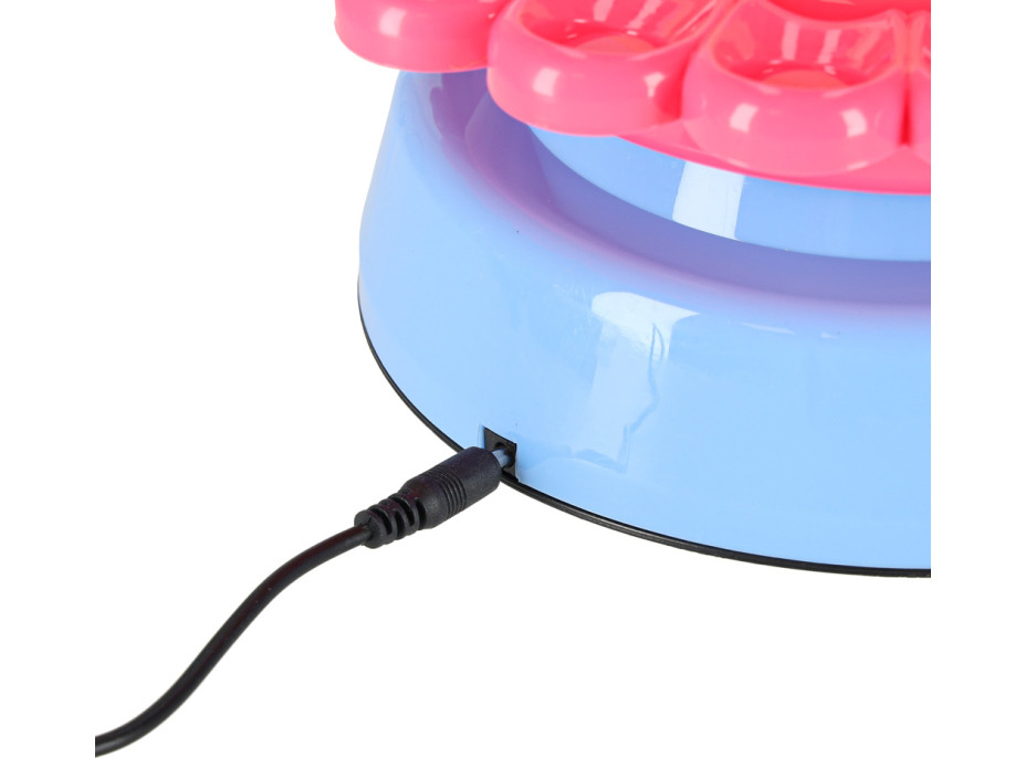 Hrnčířský kruh s hlínou a barvami