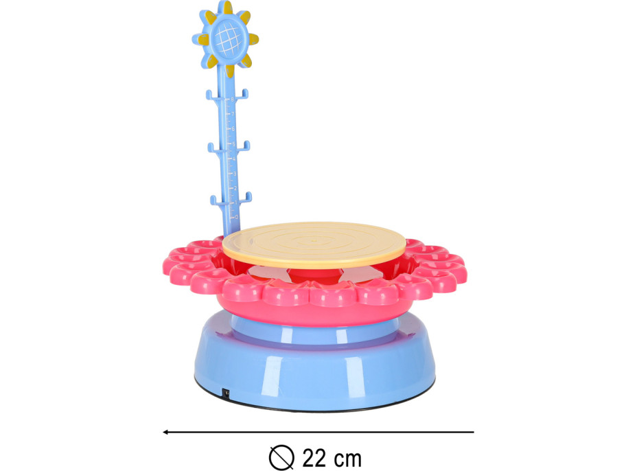 Hrnčířský kruh s hlínou a barvami