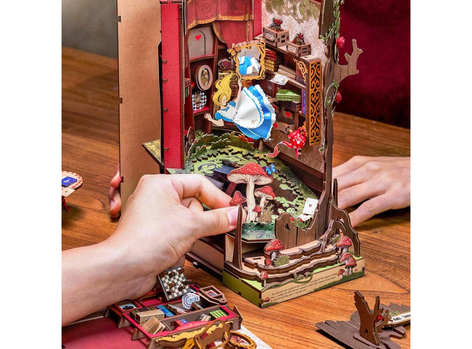 ROBOTIME Rolife DIY 3D Zarážka na knihy: Alenka v Říši divů s LED osvětlením 300 dílků