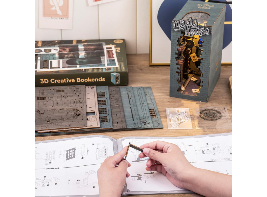 ROBOTIME Rolife DIY 3D Zarážka na knihy: Kouzelnická ulička s LED osvětlením 216 dílků