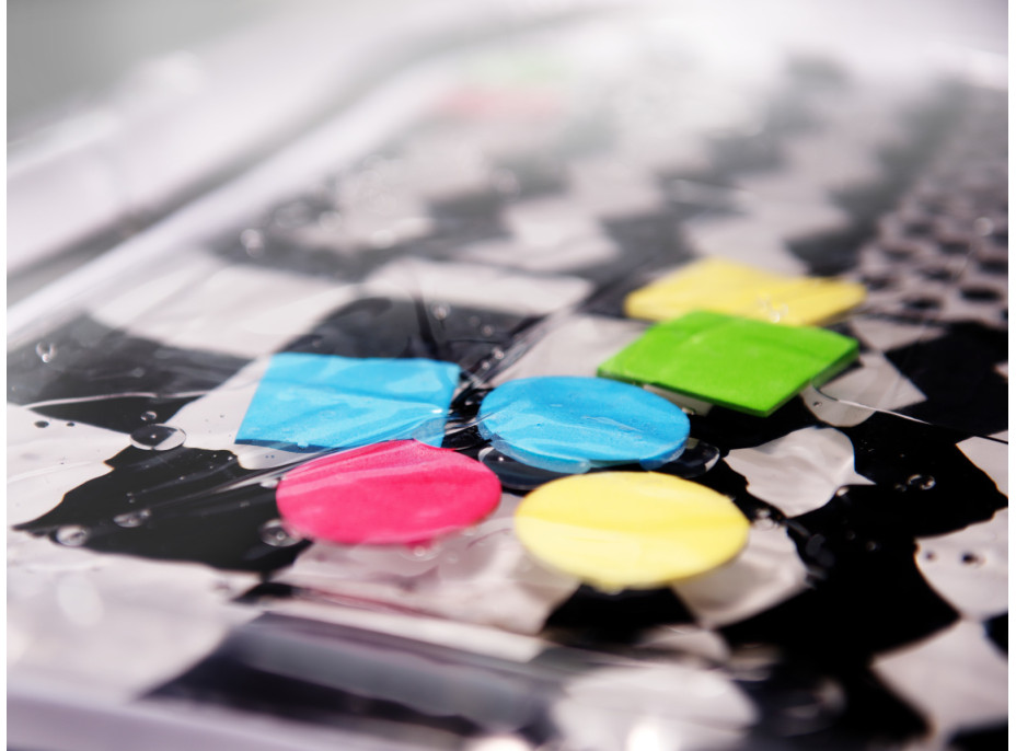 Nafukovací vodní podložka s kontrastními černobílými vzory - 65 cm x 50 cm