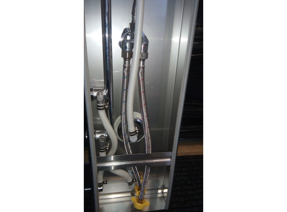 Zadní část sprchového panelu