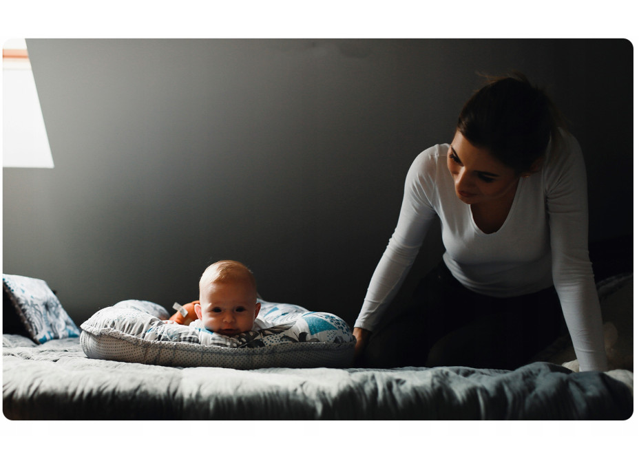 Oboustranné hnízdečko (kokon) pro miminko - BABYMAM PREMIUM set 7v1 - Vzory a listy s šedou minky