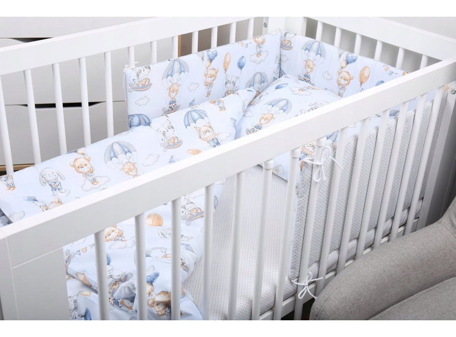 Ochranný mantinel do postýlky 180x30 cm BABYMAM PREMIUM - Procházka v oblacích/šedé tečky
