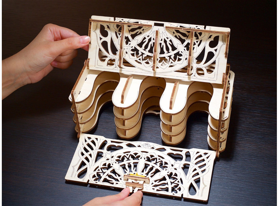 UGEARS 3D puzzle Karetní stojánek 77 dílků